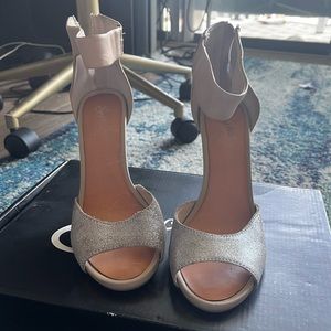 🆕 Seychelles Good Fortune Heels in Silver/Taupe, Size 7